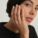 Rosettring i rosegull med 0.82 carat diamanter på modell i naturlig lys.