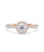 Rosettring roségull 0,82 ct lab diamant, vist liggende forfra, designet av Hartwell.