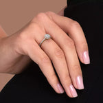 Rosettring roségull 0,82 ct lab diamant, vist på fingeren til en modell, designet av Hartwell.

