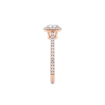 Rosettring roségull 0,82 ct lab diamant, fokus på ringskinnen sett rett forfra, designet av Hartwell.
