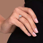 Rosettring roségull 1,46 ct lab diamant, vist på fingeren til en modell, designet av Hartwell.