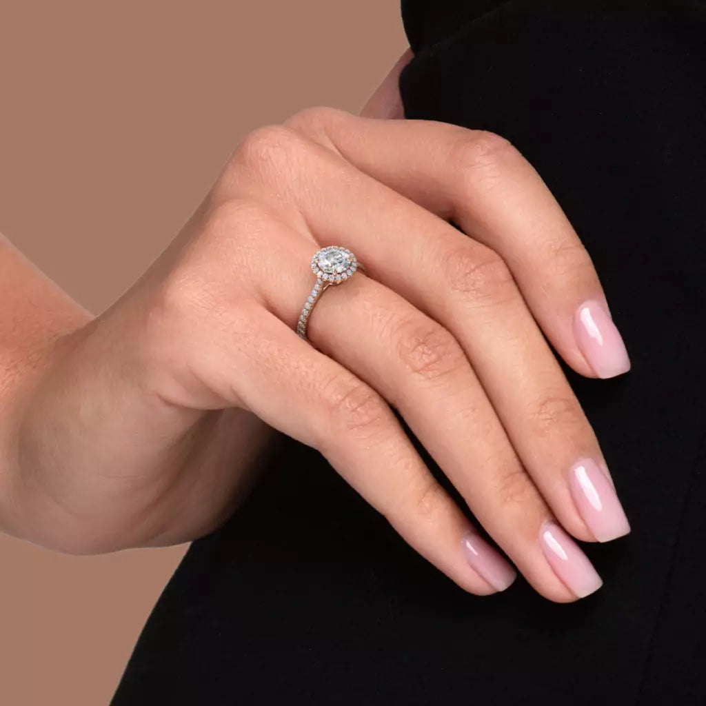 Rosettring roségull 1,46 ct lab diamant, vist på fingeren til en modell, designet av Hartwell.