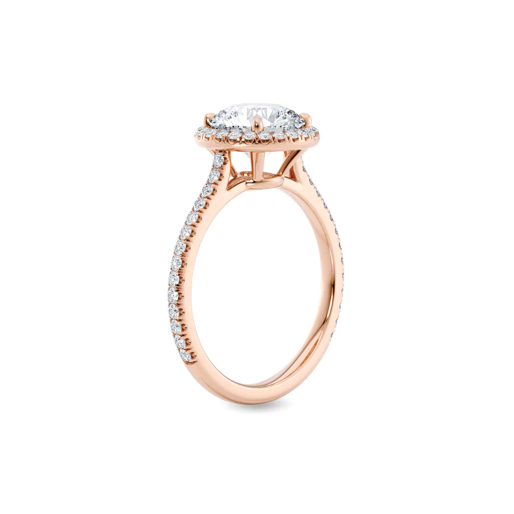 Rosettring roségull 2,49 ct lab diamant, vist stående fra siden, designet av Hartwell.