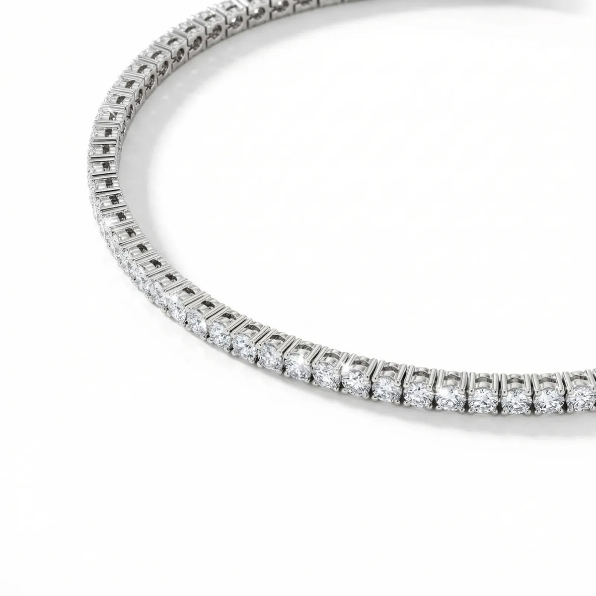 Tennisarmbånd i hvitt gull 2,00 ct med lab-diamanter – elegant side visning detalje - klar glans og moderne uttrykk.
