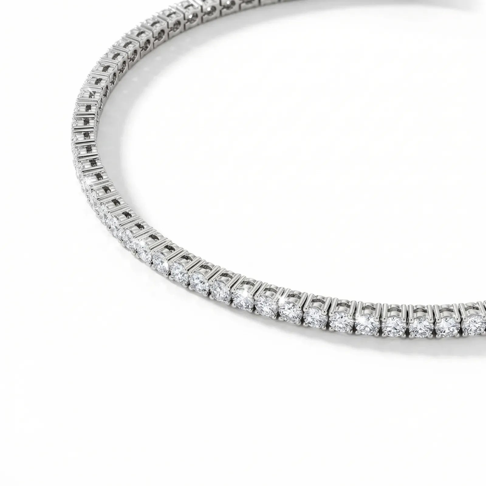 Tennisarmbånd i hvitt gull 2,00 ct med lab-diamanter – elegant side visning detalje - klar glans og moderne uttrykk.