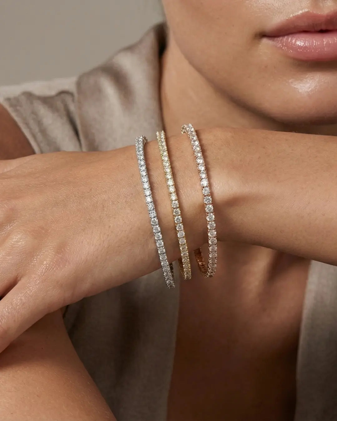 5 carat tennisarbånd i gult gull, hvitt gulll og rosegull å armen til modell