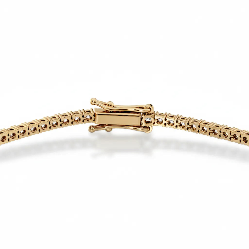 Detalj av låsen på tennisarmbånd i gult gull 2,00 ct med lab-diamanter – sikker og smidig konstruksjon i 14K resirkulert gull.