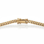 Detalj av låsen på tennisarmbånd i gult gull 5,00 ct med lab-diamanter – sikker og slitesterk låsemekanisme i 14K resirkulert gull.