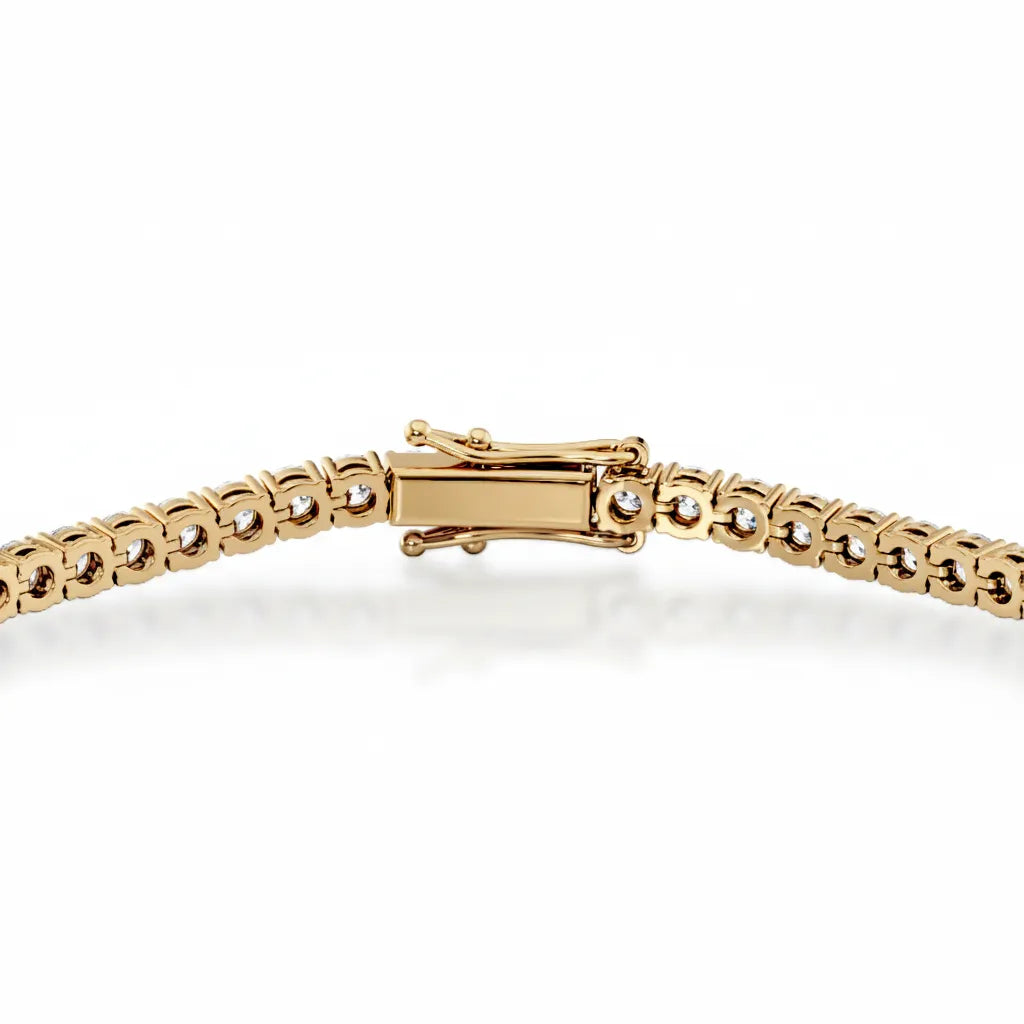Detalj av låsen på tennisarmbånd i gult gull 5,00 ct med lab-diamanter – sikker og slitesterk låsemekanisme i 14K resirkulert gull.