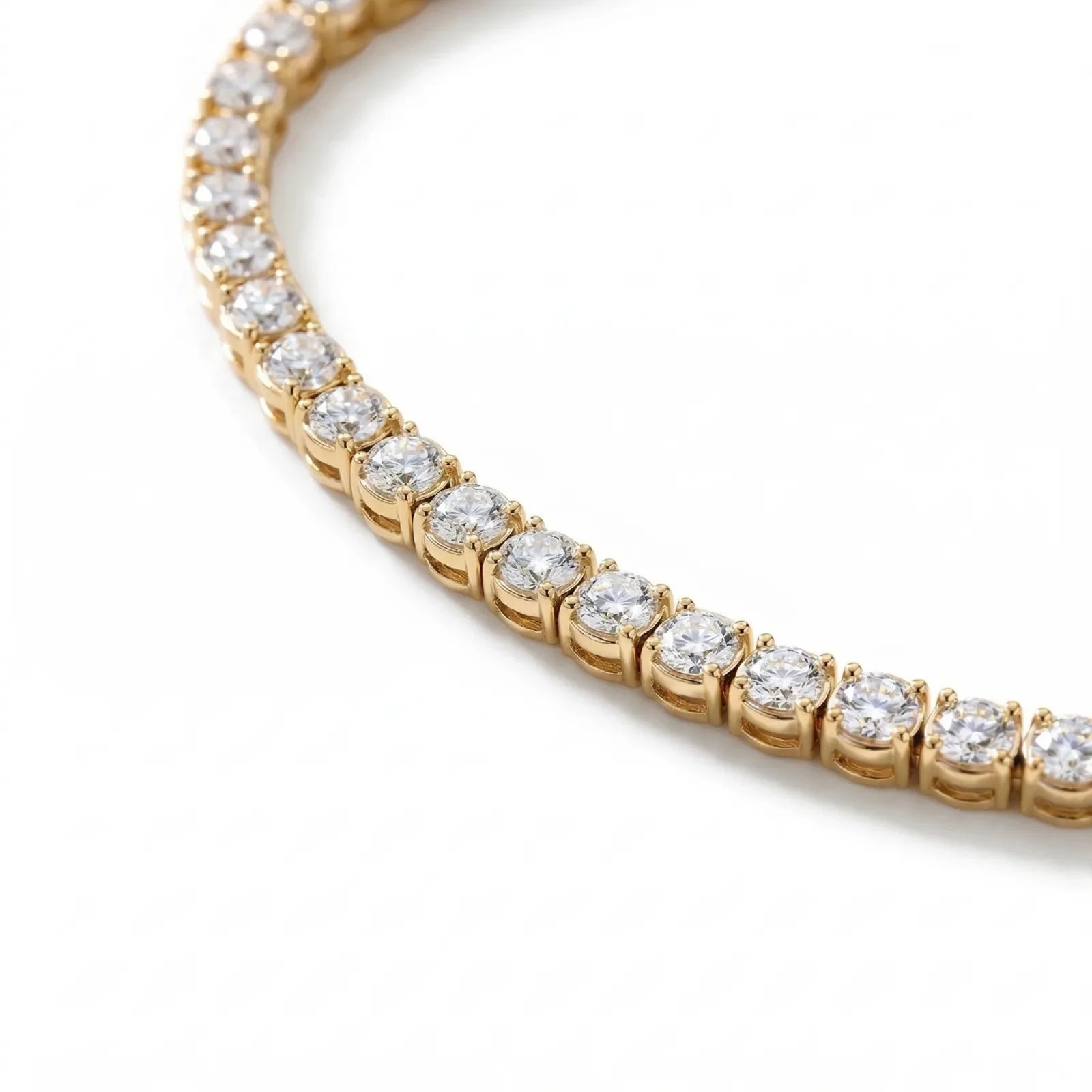 Nærbilde av dobbel sikkerhetslås på tennisarmbånd i hvitt gull 8,00 ct med lab-diamanter