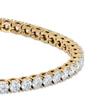 Detaljbilde av diamanter og tette ledd på tennisarmbånd i gult gull 8,00 ct med lab-diamanter