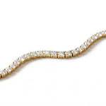 Detaljbilde av diamanter og tette ledd på tennisarmbånd i gult gull 8,00 ct med lab-diamanter