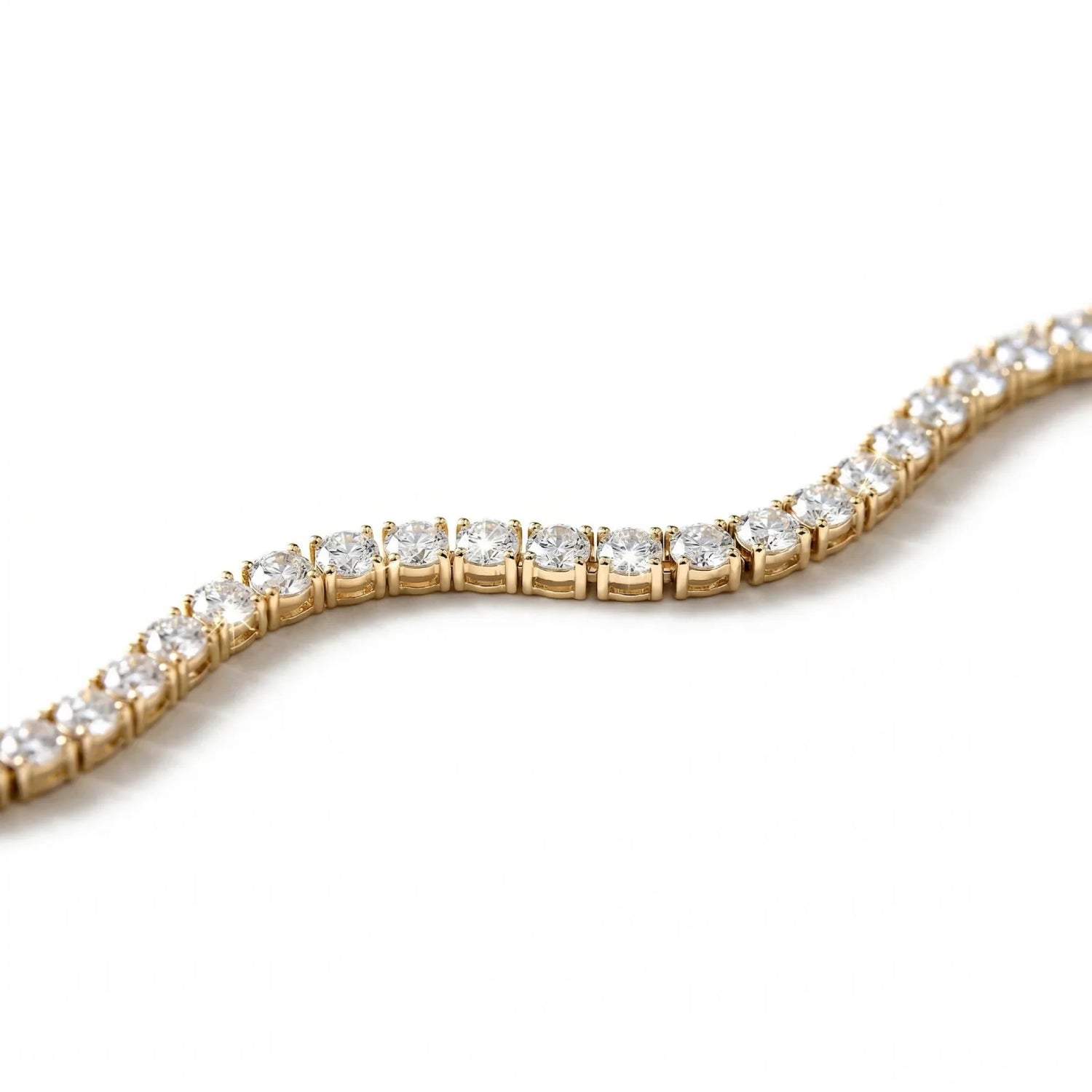 Detaljbilde av diamanter og tette ledd på tennisarmbånd i gult gull 8,00 ct med lab-diamanter