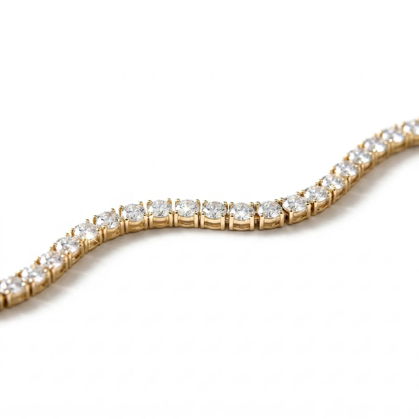 Detaljbilde av diamanter og tette ledd på tennisarmbånd i gult gull 8,00 ct med lab-diamanter
