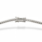 Detalj av låsen på tennisarmbånd i hvitt gull 2,00 ct med lab-diamanter – sikker, raffinert konstruksjon i 14K resirkulert gull.