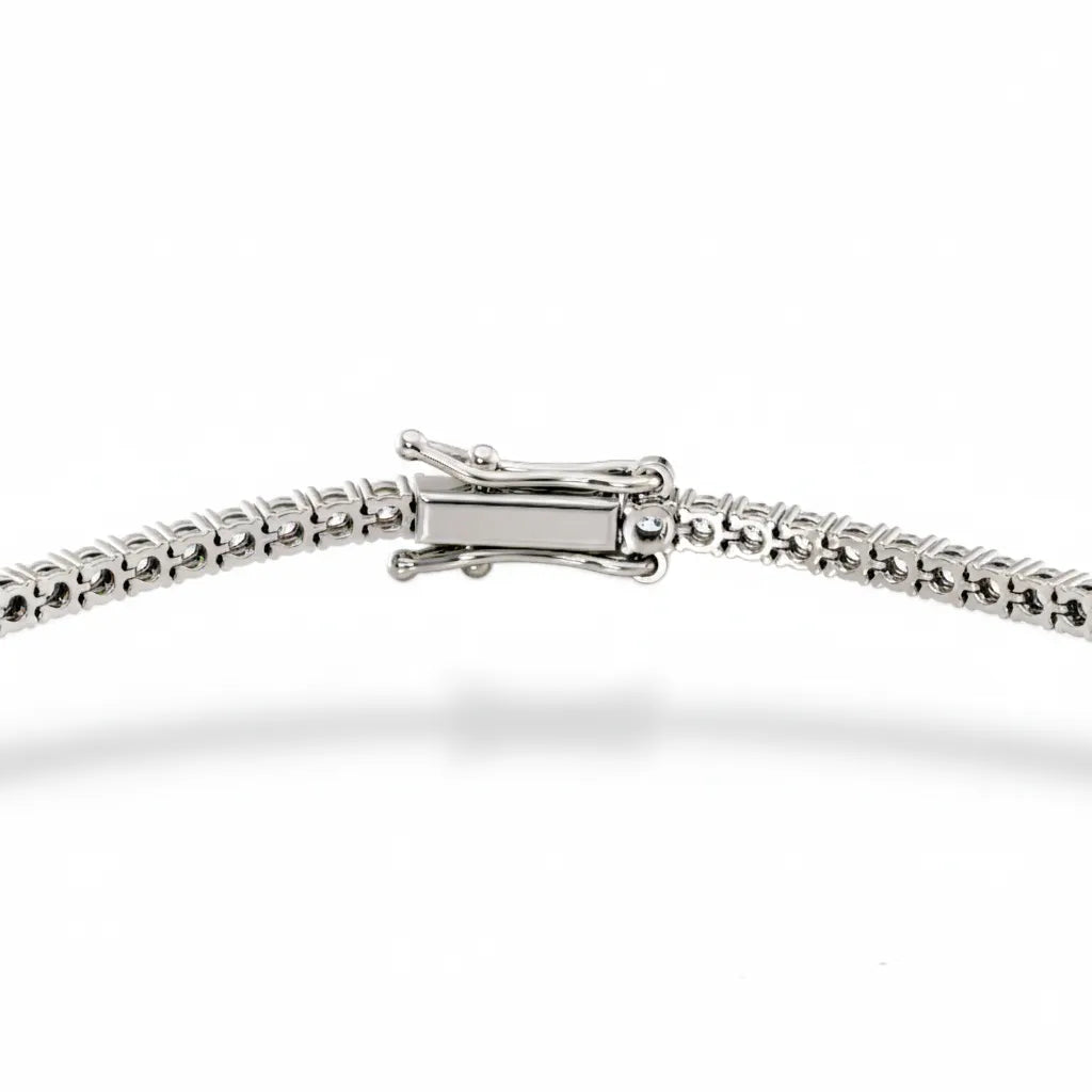 Detalj av låsen på tennisarmbånd i hvitt gull 2,00 ct med lab-diamanter – sikker, raffinert konstruksjon i 14K resirkulert gull.