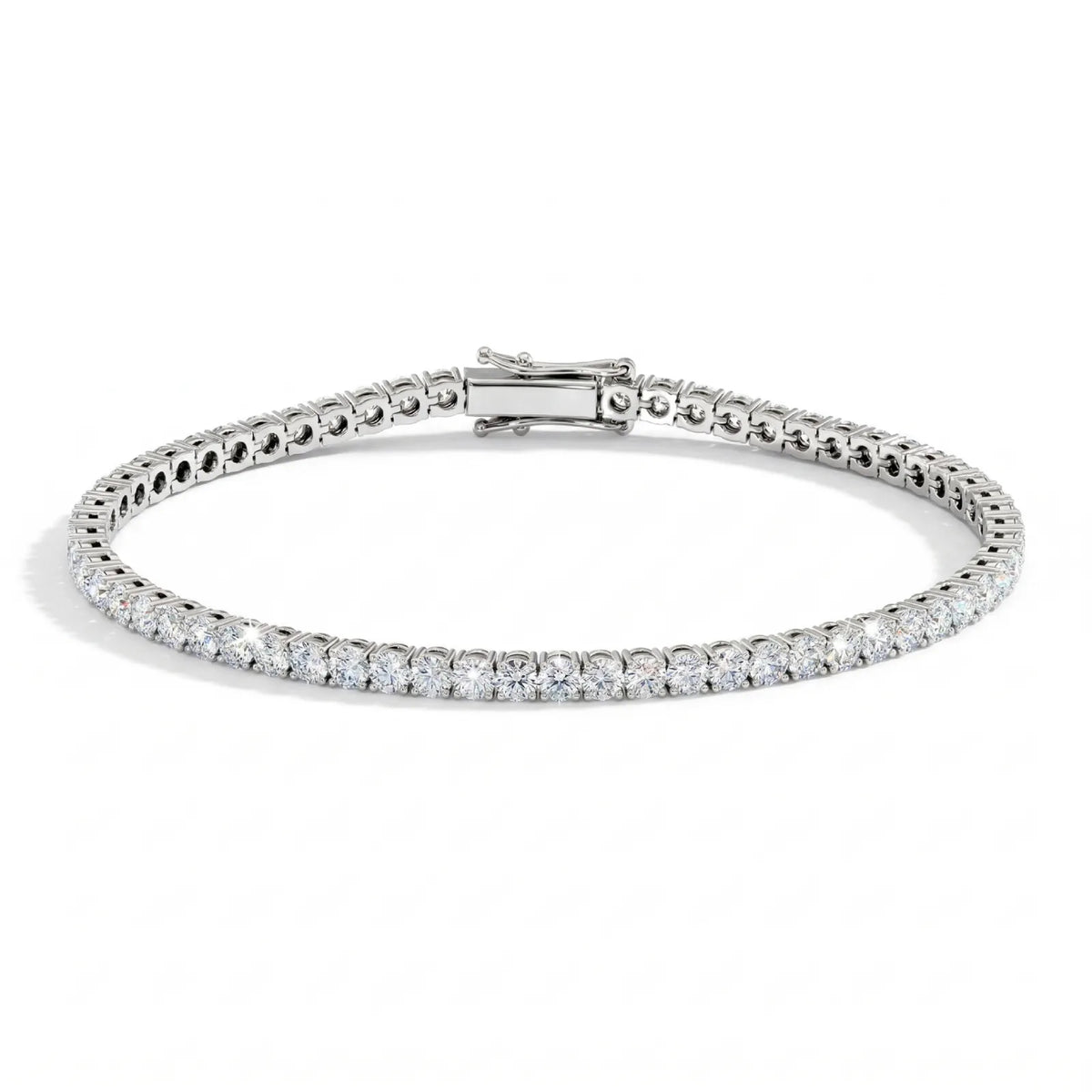 Tennisarmbånd i hvitt gull med 5 carat lab diamanter fra Hartwell, liggende mot front 