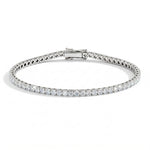 Tennisarmbånd i hvitt gull med 5 carat lab diamanter fra Hartwell, liggende mot front 