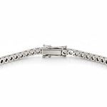 Detalj av låsen på tennisarmbånd i hvitt gull 5,00 ct med lab-diamanter – trygg og raffinert lås i 14K resirkulert gull.