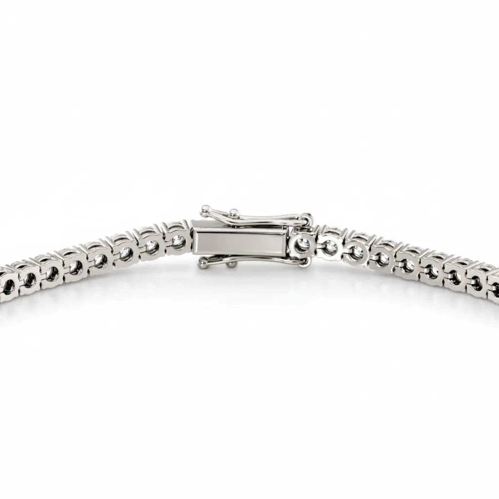 Detalj av låsen på tennisarmbånd i hvitt gull 5,00 ct med lab-diamanter – trygg og raffinert lås i 14K resirkulert gull.