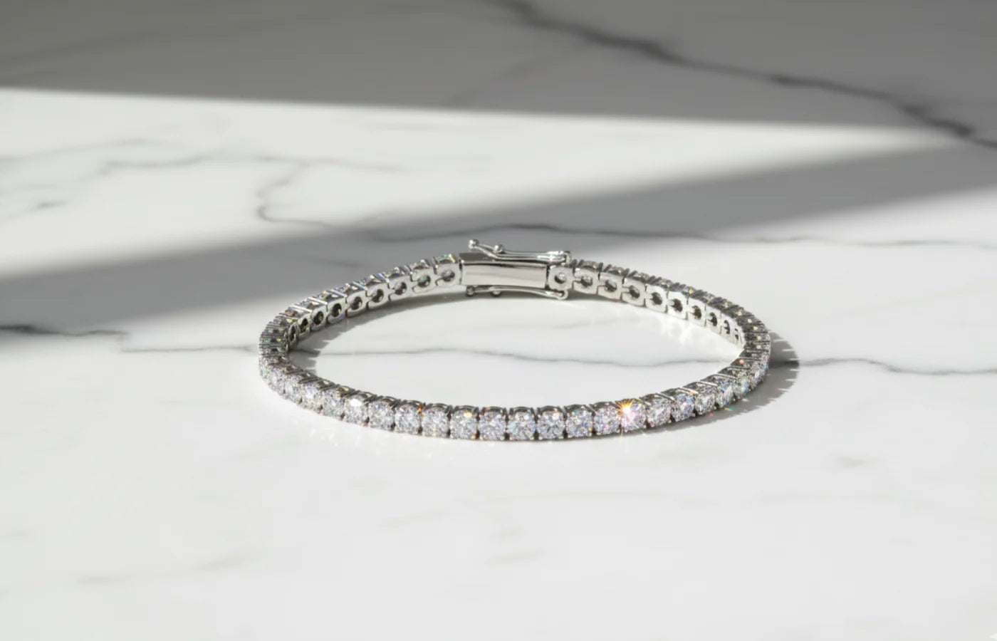 tennisarmbånd i hvitt gull med 8 carat diamanter fra hartwell