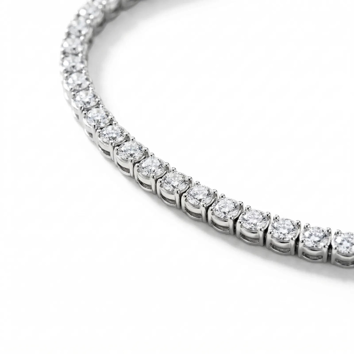 Nærbilde av dobbel sikkerhetslås på tennisarmbånd i hvitt gull 8,00 ct med lab-diamanter