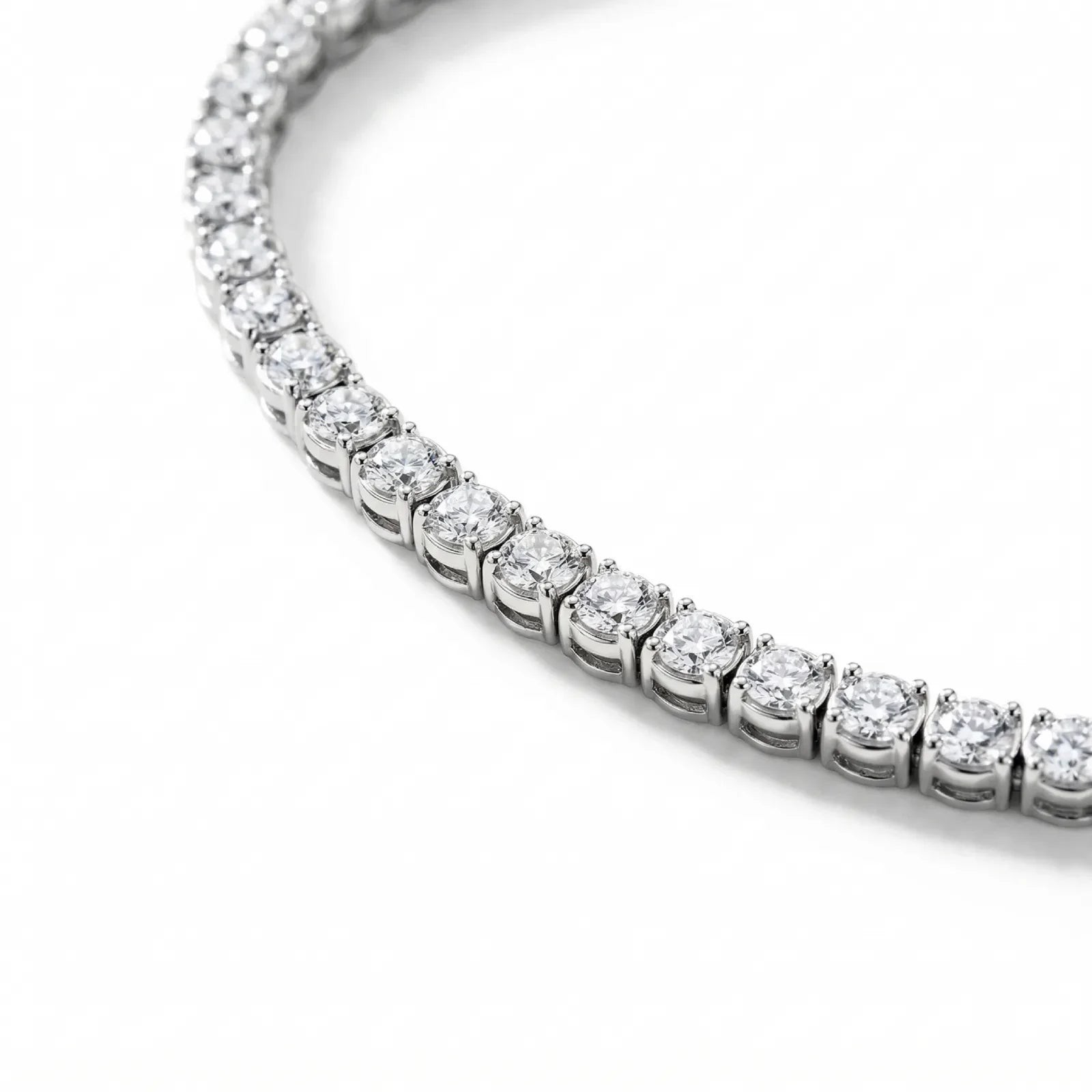 Nærbilde av dobbel sikkerhetslås på tennisarmbånd i hvitt gull 8,00 ct med lab-diamanter