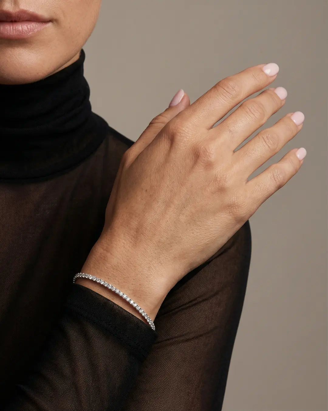 Tennisarmbånd i hvitt gull med lab-diamant, vist på hånd