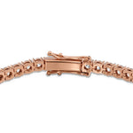 Nærbilde av dobbel sikkerhetslås på tennisarmbånd i roségull 8,00 ct med lab-diamanter