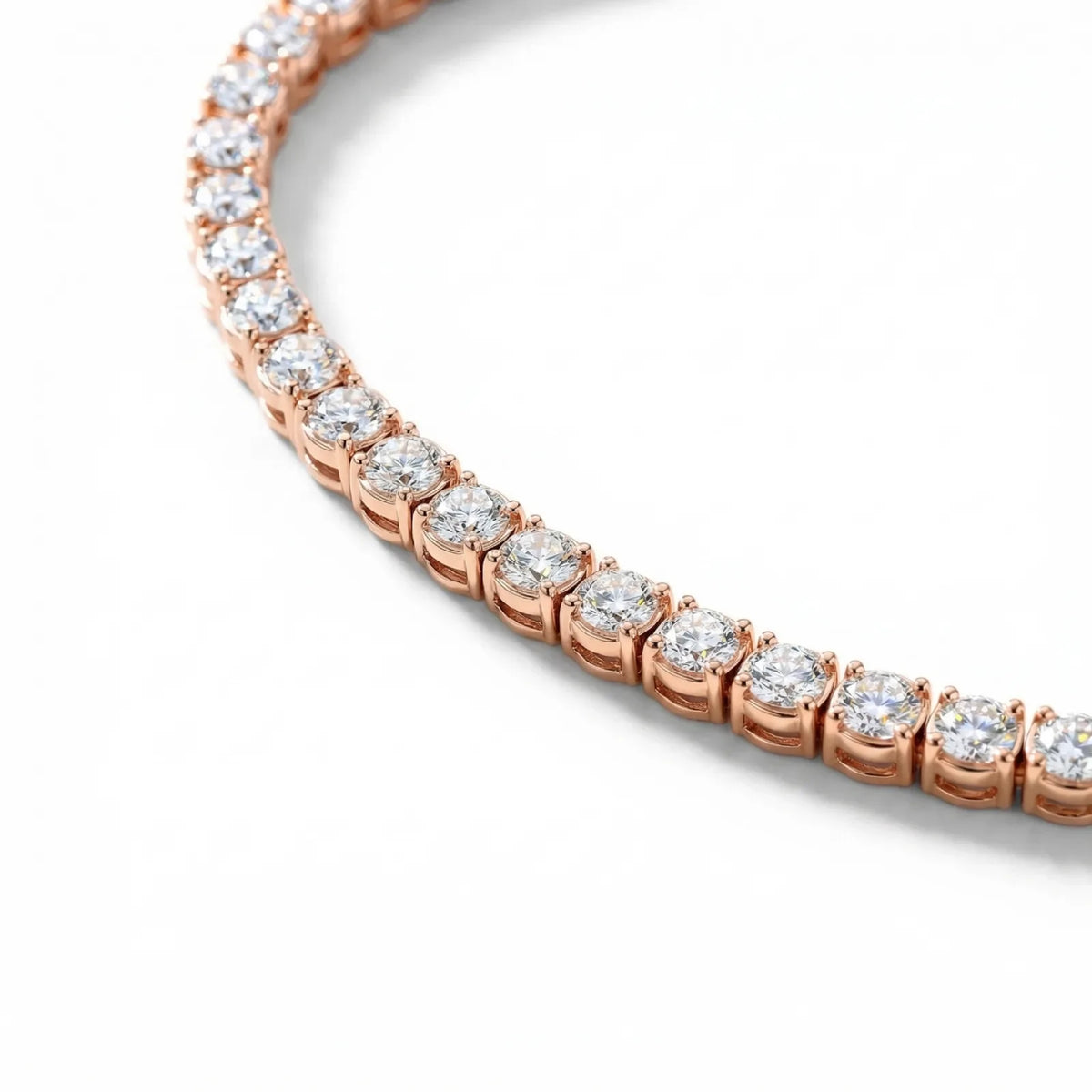 Nærbilde av dobbel sikkerhetslås på tennisarmbånd i roségull 8,00 ct med lab-diamanter