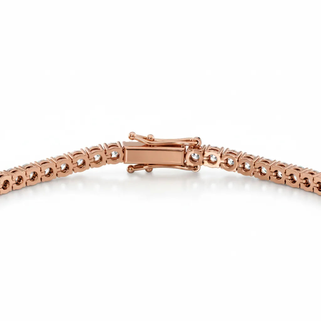 Detalj av låsen på tennisarmbånd i rosegull 5,00 ct med lab-diamanter – elegant og solid låsemekanisme i 14K resirkulert gull
