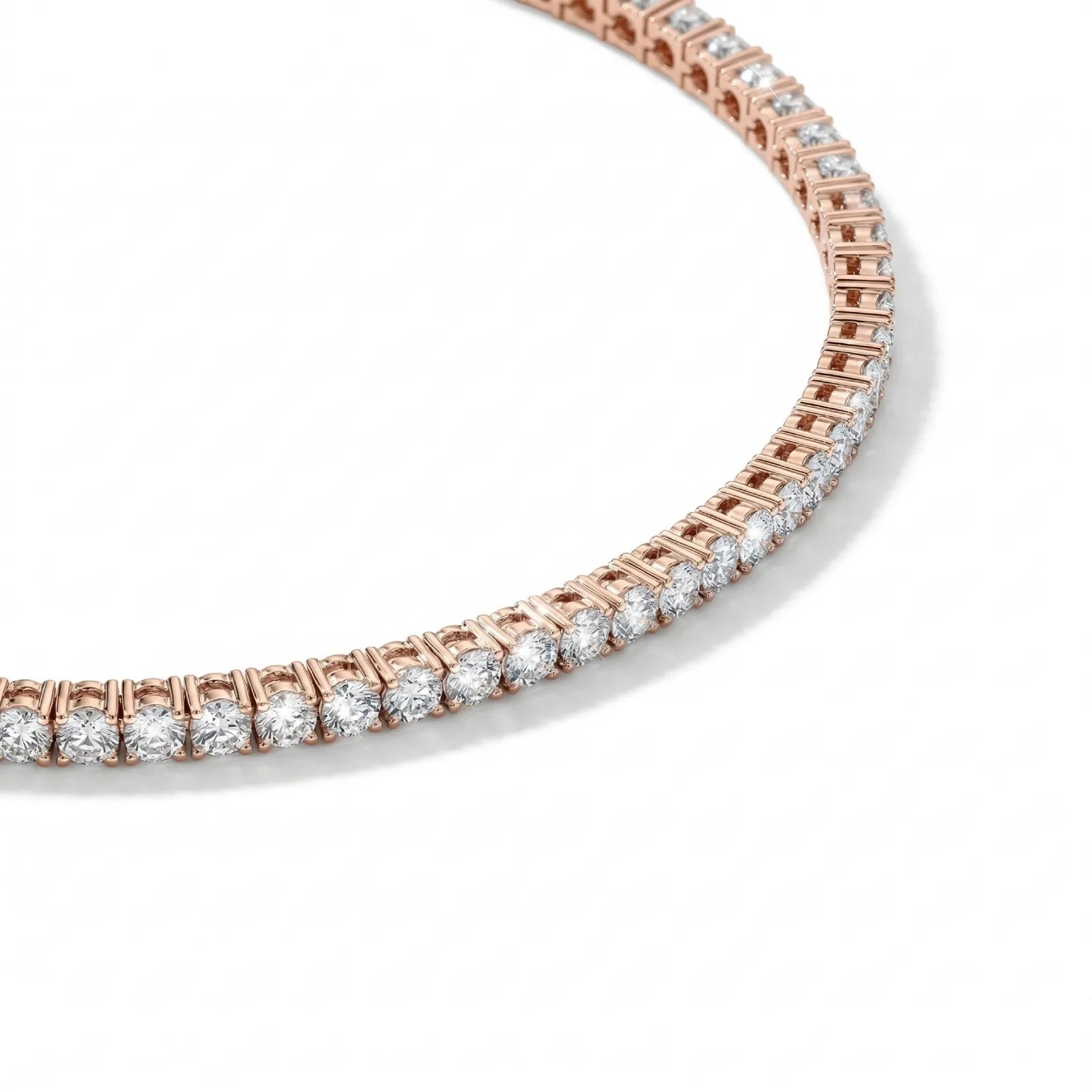 Detalj av låsen på tennisarmbånd i rosegull 5,00 ct med lab-diamanter – elegant og solid låsemekanisme i 14K resirkulert gull