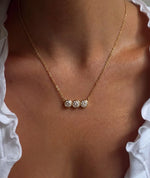 Tre-stens diamanthalskjede i bezelinnfatning, 14K gult gull.