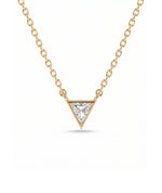 Triangel diamanthalskjede i bezelinnfatning, 14K gult gull.