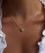 Triangel diamanthalskjede i bezelinnfatning, 14K gult gull på modell.