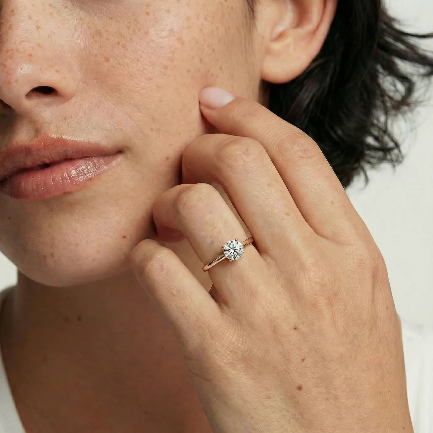 0,50 ct tynn diamantring i rosegull med lab diamant vist på modell i naturlig lys