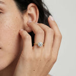 1 ct tynn diamantring i gult gull med lab diamant vist på modell i naturlig lys