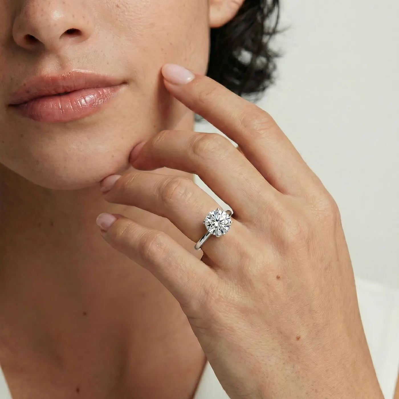 2 ct tynn diamantring ihvitt gull med lab diamant vist på modell i naturlig lys