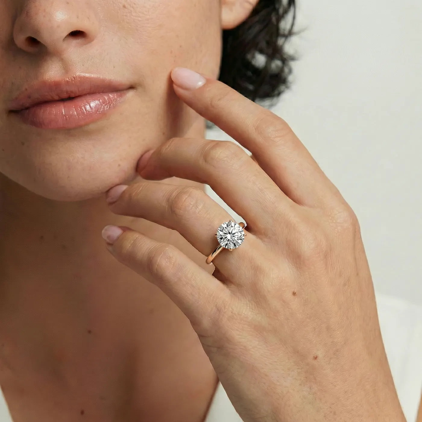 2 ct tynn diamantring i rosegull med lab diamant vist på modell i naturlig lys