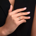 Tynn diamantring i gult gull med 0,50 ct lab-diamant vist på hånden til en modell, designet av Hartwell.