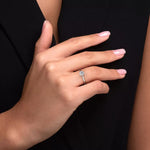 Tynn diamantring i hvitt gull med en 0,50 ct lab-diamant, vist på hånden til en modell, designet av Hartwell