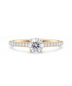 Tynn diamantring pavé gult gull 0,76 ct med lab-diamant, vist liggende forfra, designet av Hartwell.