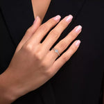 Tynn diamantring pavé gult gull 0,76 ct med lab-diamant,vist på fingeren til en modell, designet av Hartwell.