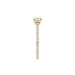 Tynn diamantring pavé gult gull 0,76 ct med lab-diamant,fokus på ringskinnen sett rett forfra, designet av Hartwell.
