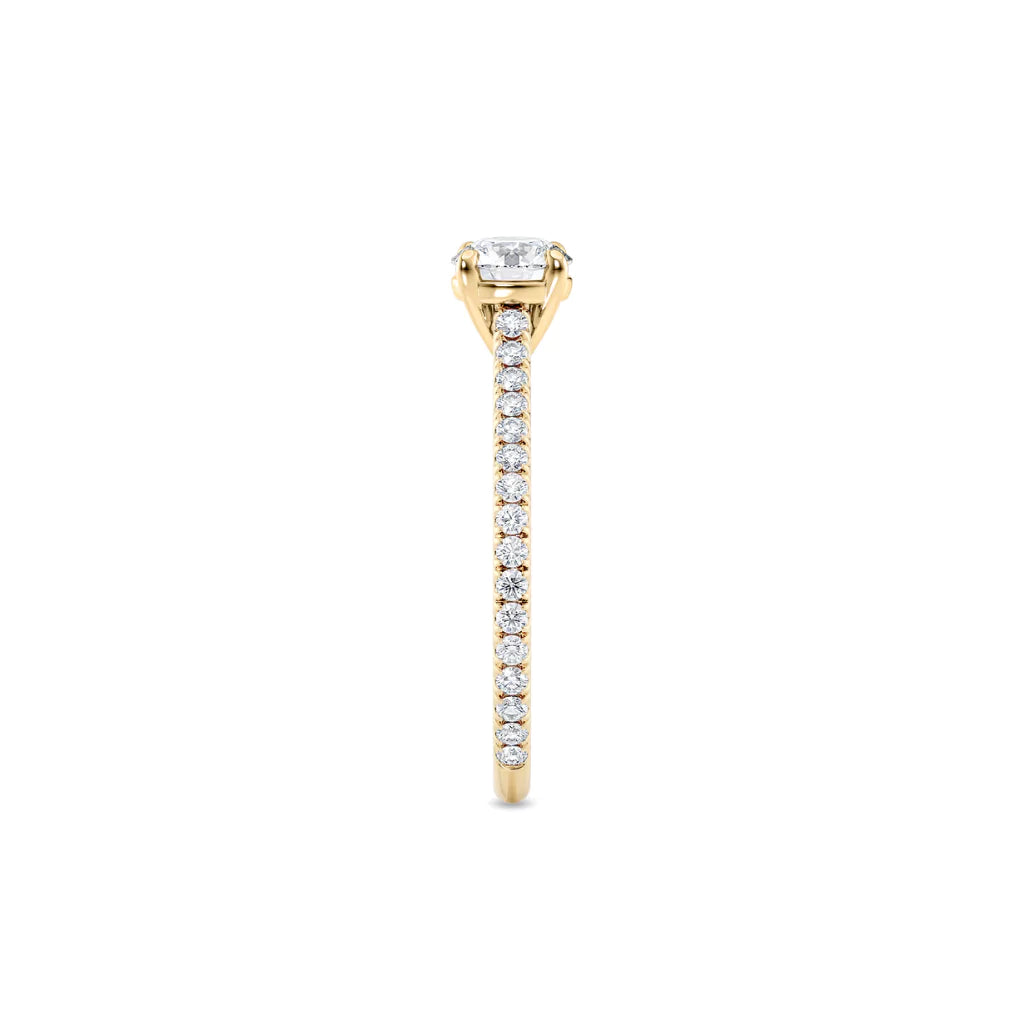 Tynn diamantring pavé gult gull 0,76 ct med lab-diamant,fokus på ringskinnen sett rett forfra, designet av Hartwell.
