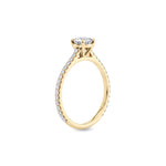 Tynn diamantring pavé gult gull 0,76 ct med lab-diamant, vist stående fra siden, designet av Hartwell.
