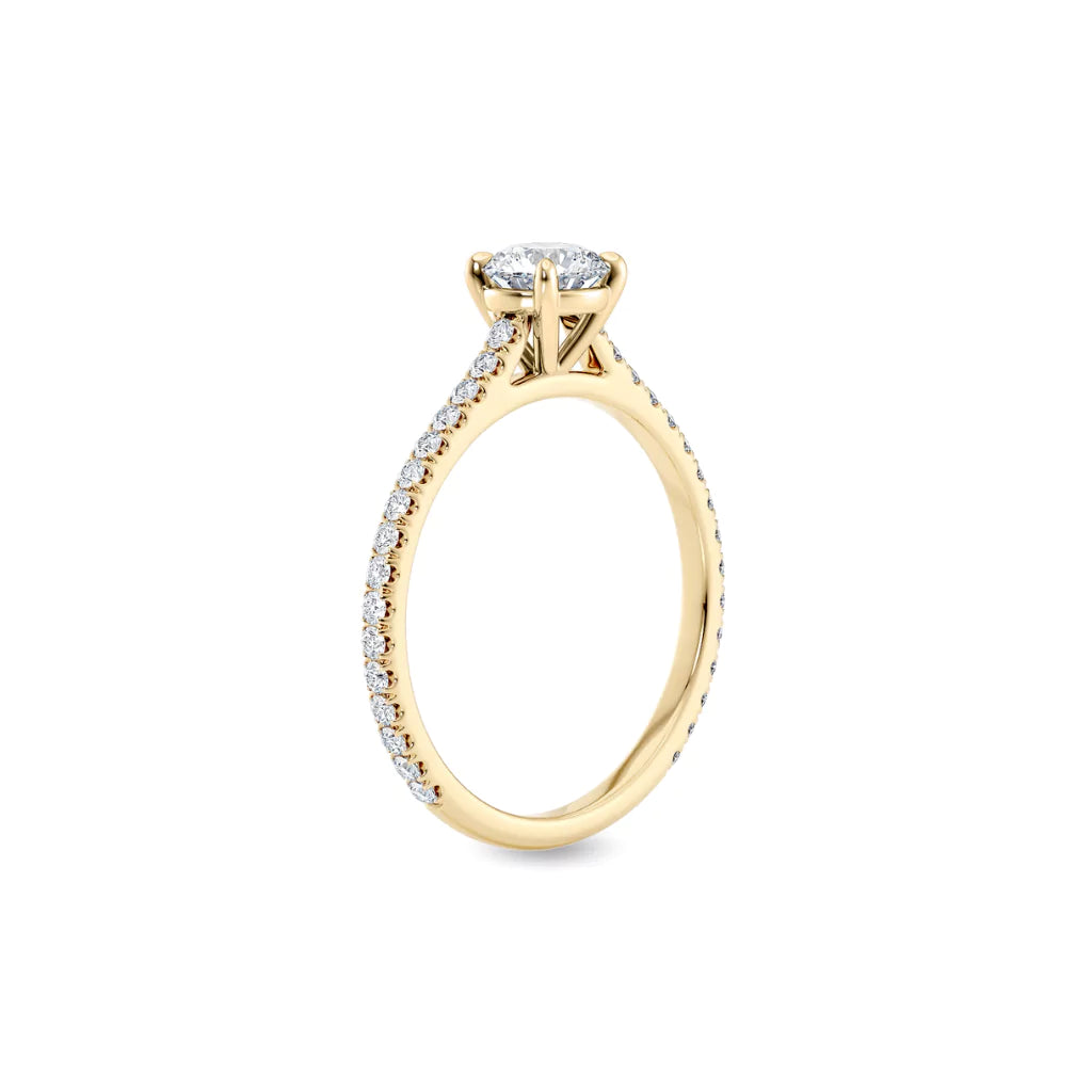 Tynn diamantring pavé gult gull 0,76 ct med lab-diamant, vist stående fra siden, designet av Hartwell.
