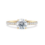 Tynn diamantring pavé gult gull 1,30 ct med lab-diamant, vist liggende forfra, designet av Hartwell.
