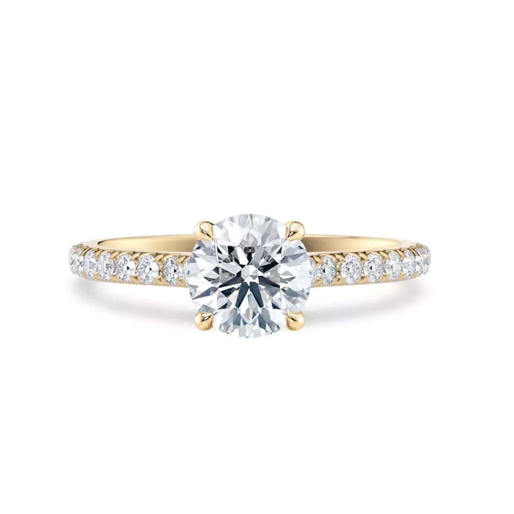 Tynn diamantring pavé gult gull 1,30 ct med lab-diamant, vist liggende forfra, designet av Hartwell.

