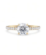 Tynn diamantring pavé gult gull 1,30 ct med lab-diamant, vist liggende forfra, designet av Hartwell.